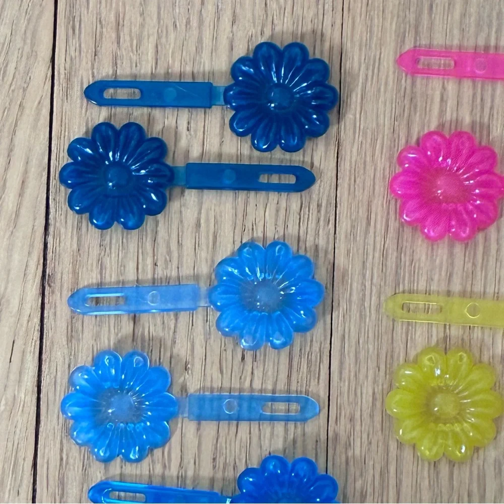 Plastic retro hair barrettes. Set of 20 Snap Close Daisy hair clips. Translucent